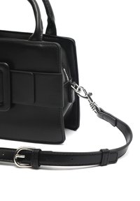 Borsa a tracolla in pelle nera con forma rettangolare piatta, corpo strutturato, dettaglio della fibbia prominente, accessori in argento e tracolla regolabile.
