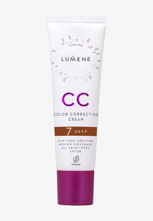 Lumene CC Color Correcting Cream valkoisessa tuubissa, jossa on purppura korostus. Näyttää "7 Deep" ja SPF 20 -tiedot. Vegaani, ihon sävyä tasapainottava formula.
