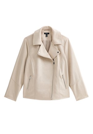 Beige suède motorjack met asymmetrische ritssluiting aan de voorkant, brede kraag en twee ritssluitzakken aan de zijkant.