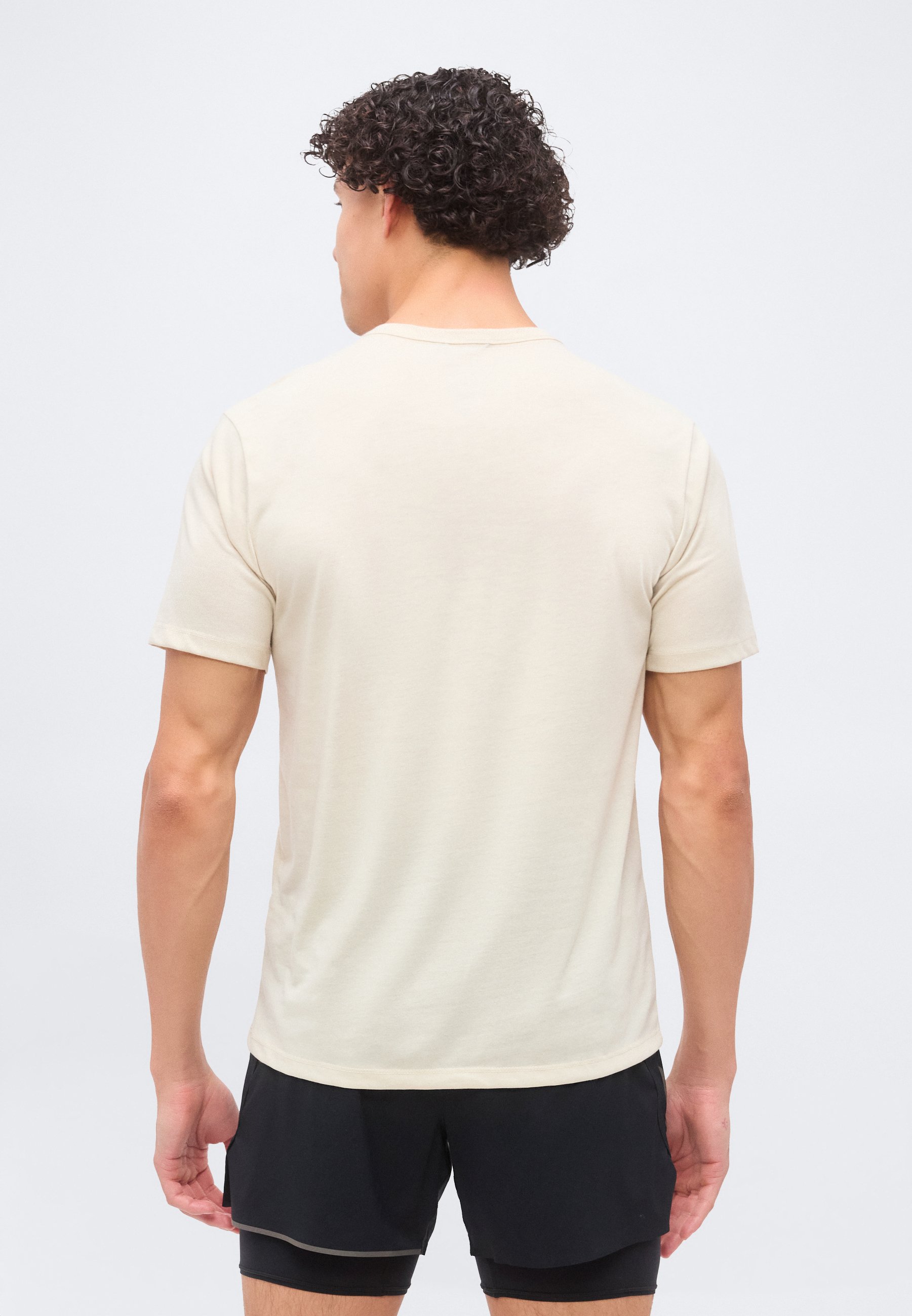 Roark Mathis Active remera beige en uso