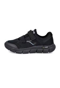 Zapatillas deportivas negras con parte superior de malla, correas dobles de Velcro y suela acolchada, con suela exterior de goma negra texturizada y un sutil detalle de logo.