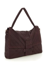 Borsa a tracolla in pelle bordeaux scuro con design texturizzato a trapunta, grande chiusura a patta e una sola tracolla resistente. Presenta cuciture a contrasto.