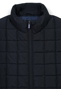 Giacca a vento nera trapuntata con colletto alto e chiusura frontale con zip. Presenta una texture liscia e un motivo geometrico a quadrati.