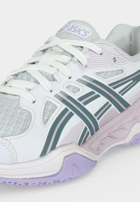 Λευκό και ανοιχτό μωβ αθλητικό παπούτσι Asics με σκούρες πράσινες ρίγες, πλεκτό επάνω μέρος, κορδόνια και μαλακή σόλα, εμφανιζόμενο από πάνω πλάγια γωνία.