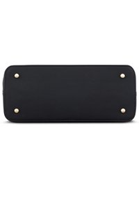 Musta suorakulmainen laukku, joka on valmistettu teksturoidusta synteettisestä materiaalista, ja jossa on kultaiset metalliosat alakulmissa. Tasainen ja sileä muotoilu.