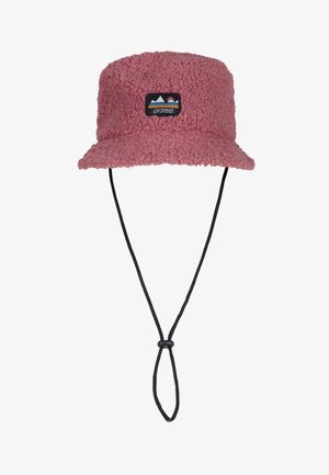 Roze fleece bucket hat met een zwarte verstelbare kinband. Bevat een klein patch met een ontwerp van bergen en een zon. Zachte, gestructureerde oppervlakte.