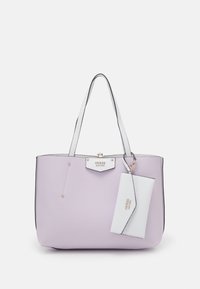 Lavendel tote taske med struktureret overflade, grå detaljer og guldbeslag. Inkluderer en aftagelig hvid pung. Dobbelt skulderremme.