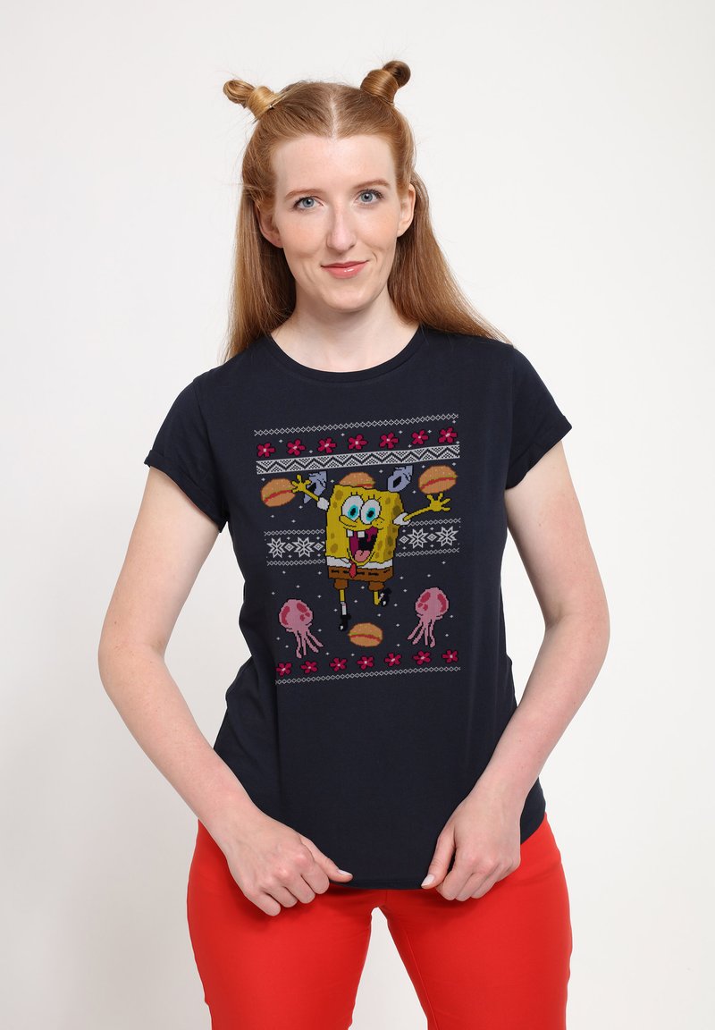 La camiseta azul marino presenta un gráfico colorido de SpongeBob SquarePants con acentos de medusas y flores, mangas cortas y un diseño ajustado.