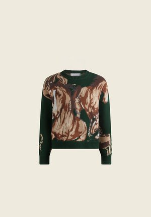 Dunkelgrüner Strickpullover mit einem großen braunen und beigen Pferdemotiv, das Vorderseite und Ärmel bedeckt, mit gerippten Bündchen und Saum.