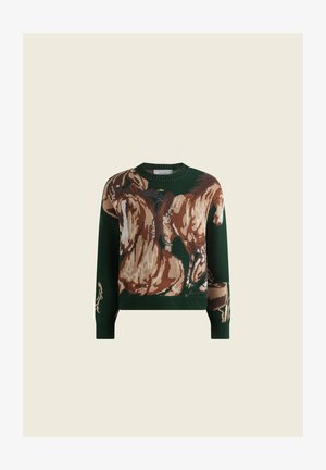 Dunkelgrüner Strickpullover mit einem großen braunen und beigen Pferdemotiv, das Vorderseite und Ärmel bedeckt, mit gerippten Bündchen und Saum.