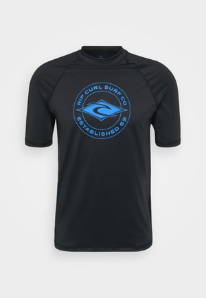 Camisa de surf de manga corta negra con un logo circular azul en el centro que dice "Rip Curl Surf Co Established 69".