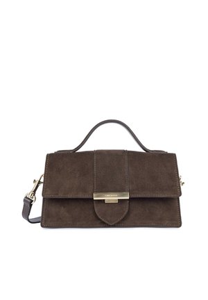 Sac à main en daim marron foncé avec poignée supérieure, rabat avant, fermoir doré et bandoulière détachable sur fond blanc.