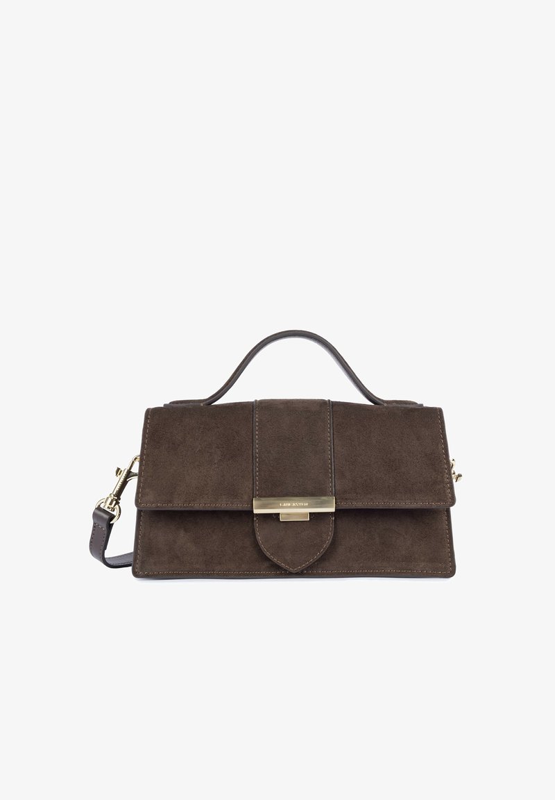 Sac à main en daim marron foncé avec poignée supérieure, rabat avant, fermoir doré et bandoulière détachable sur fond blanc.