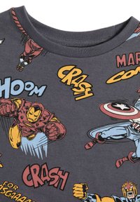 Camiseta gris de manga corta con gráficos en estilo cómic de superhéroes y palabras de acción como "CRASH" y "HOOM". Material de mezcla de algodón.
