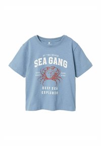 Blå bomulds T-shirt med rund hals, der har et krabbe grafik og hvid tekst "SEA GANG DEEP SEA EXPLORER." Korte ærmer, afslappet pasform.
