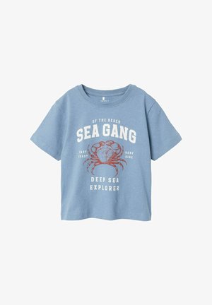 Plavi pamučni T-shirt s okruglim izrezom, s grafikom raka i bijelim natpisom "SEA GANG DEEP SEA EXPLORER". Kratki rukavi, ležeran kroj.