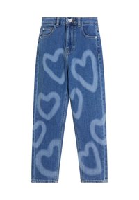 Jeans de mezclilla azul claro con un ajuste de cintura alta, que presentan patrones de corazones deslavados y un diseño tradicional de cinco bolsillos. Cierre de botón en la cintura.