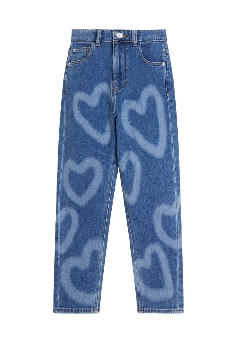 Jeans de mezclilla azul claro con un ajuste de cintura alta, que presentan patrones de corazones deslavados y un diseño tradicional de cinco bolsillos. Cierre de botón en la cintura.