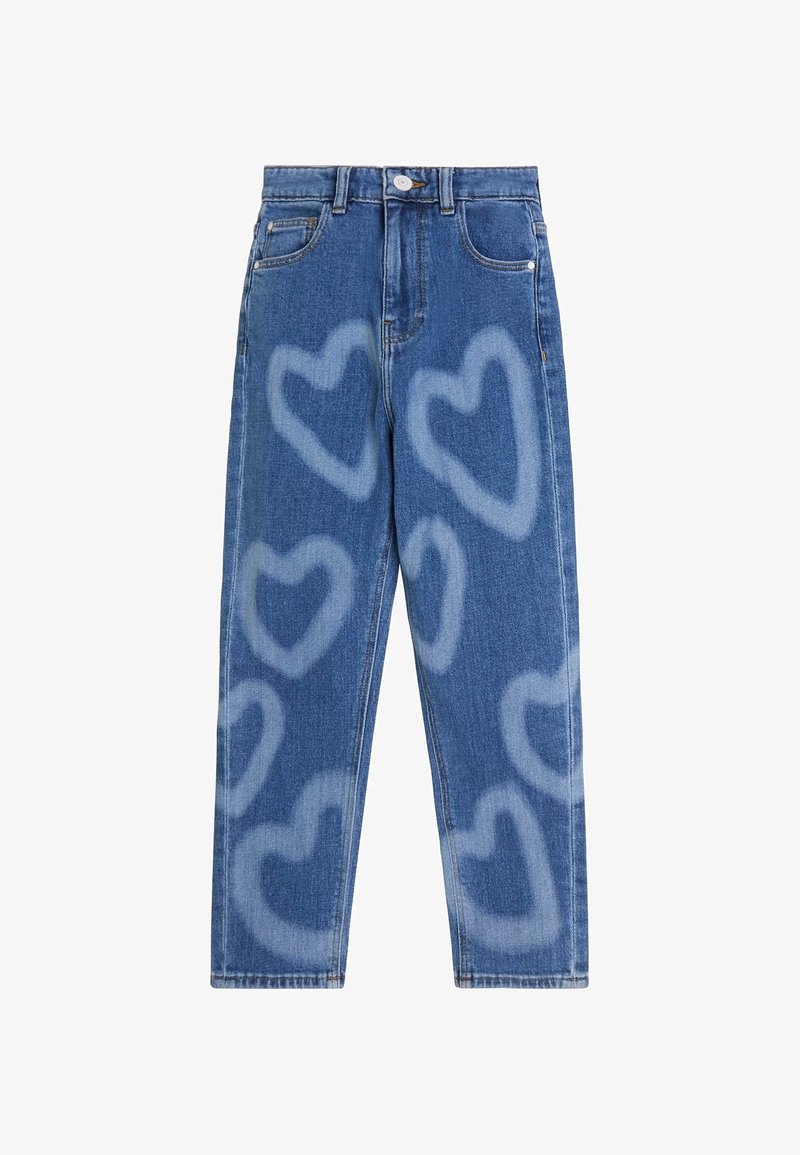 Jeans de mezclilla azul claro con un ajuste de cintura alta, que presentan patrones de corazones deslavados y un diseño tradicional de cinco bolsillos. Cierre de botón en la cintura.