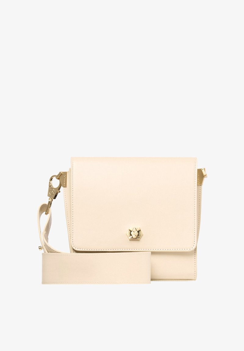 Borsa a tracolla in pelle beige con finitura liscia, chiusura a patta magnetica, dettagli in metallo dorato e tracolla removibile.