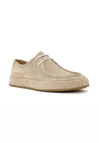 Zapatos de ante beige con puntera redonda, costuras visibles y detalle de cordones. La suela de goma proporciona agarre y durabilidad. Textura suave en todo el zapato.