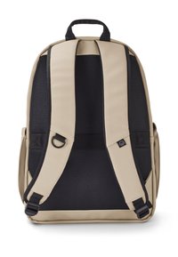 Beige és fekete hátizsák párnázott pántokkal, légáteresztő hátrész panellel, felületi fogantyúval, valamint egy kis fekete karabiner gyűrűvel a bal pánton.