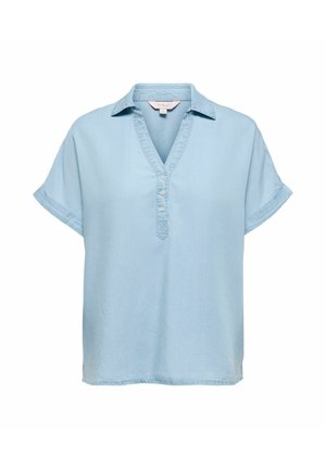 Svetlomodrá blúzka s krátkym rukávom, golierom, tromi gombíkmi a manžetovými rukávmi, zobrazená na bielom pozadí.