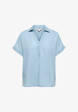 Lyseblå kortermet bluse med krage, tre-knappers knepping og mansjetter på ermene, vist på hvit bakgrunn.