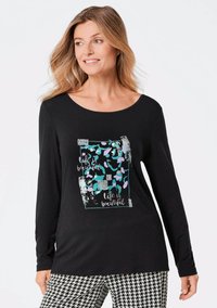 Schwarzes Langarm-T-Shirt mit Rundhalsausschnitt, das ein farbenfrohes Grafikdesign mit Text und abstrakten Formen zeigt.