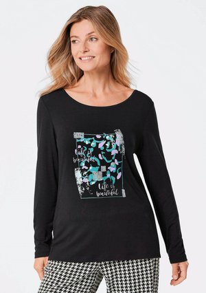 Schwarzes Langarm-T-Shirt mit Rundhalsausschnitt, das ein farbenfrohes Grafikdesign mit Text und abstrakten Formen zeigt.