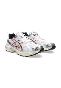 Scarpe da ginnastica bianche con materiali in mesh e sintetici, caratterizzate da accenti argento e rosso, suola imbottita e dettagli neri.