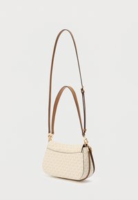 Τσάντα ώμου από κρεμ ύφασμα με επαναλαμβανόμενο μοτίβο λογότυπου, καφέ δερμάτινο λουράκι, χρυσά μεταλλικά στοιχεία και κυρτό σχήμα.