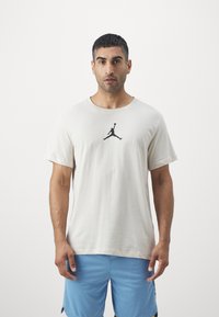 Jordan JUMPMAN SHORT SLEEVE CREW - T-skjorte til trening - legend light brown/black