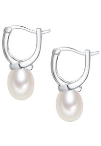 Ezüst karika fülbevalók csavart kialakítással rendelkeznek, alján egyetlen krém színű gyöngy található. Sima felület és fényes befejezés jellemzi.