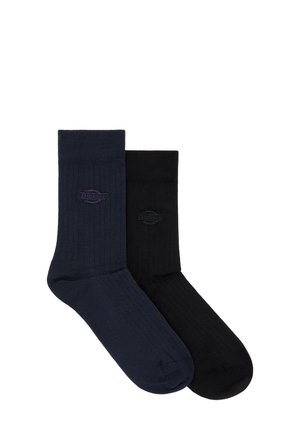 Zwei Paar gerippte Socken: eines in Dunkelblau und das andere in Schwarz, jeweils mit einem kleinen, geprägten Logo am Knöchel.