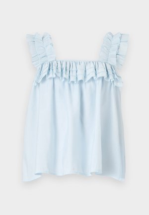 Top sin mangas de color azul claro con tirantes con volantes y escote gathered. Hecho de una tela ligera, presenta texturas suaves y un corte holgado.