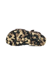 Bruine sandaal met een rubberen zool in camouflagepatroon, voorzien van een gestructureerd oppervlak en ronde grippatronen, ontworpen voor gebruik in de buitenlucht.