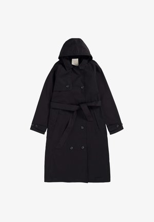 Čierny trenčkot s kapucňou, zapínaním na gombíky a opasok v páse. Má dlhé rukávy so zapínaním na gombíky a predné vrecká na klopy.