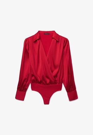Body en satin rouge à manches longues avec décolleté plongeant, large col, taille froncée, épaules bouffantes et manches à boutons.