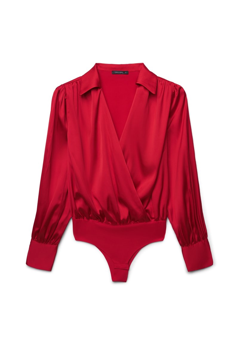 Bodysuit lungo in satin rosso con maniche lunghe e scollatura a V profonda, ampio colletto, vita arricciata, spalle a sbuffo e polsini con bottoni.