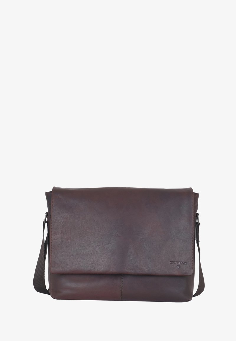 Rjava usnjena messenger torba z zložljivim zapiranjem, nastavljivim trakom in gladko teksturo. Ima subtilen logotip blagovne znamke na sprednji strani.