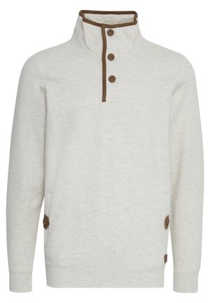 Pullover i lysegrå fleece med høy krage, med en brun knappestolpe og sidelommer med dekorative brune knapper.