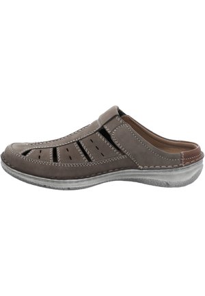 Sandale en cuir gris à enfiler avec des découpes, des accents cousus et une semelle en caoutchouc flexible. Le design présente un bout arrondi et un intérieur rembourré.