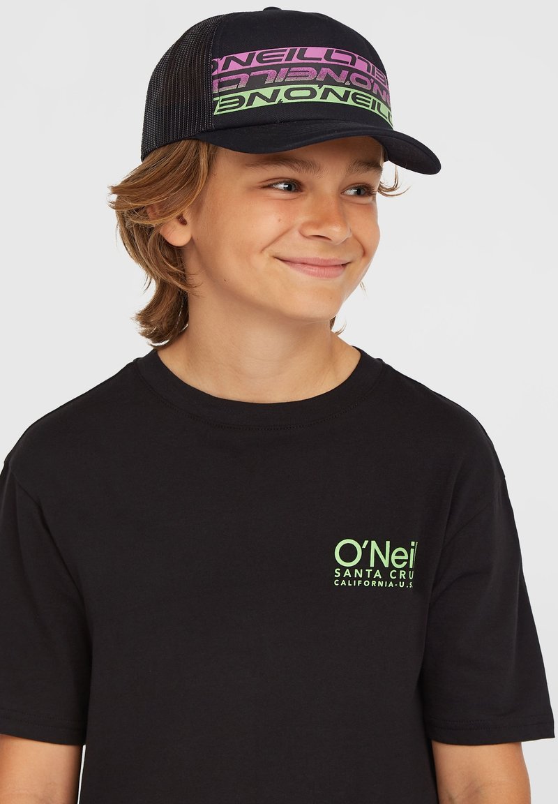 Svart t-shirt med en grön O'Neill-logotyp. Dessutom en svart meshkeps med lila och grön text. Avslappnad och bekväm design.