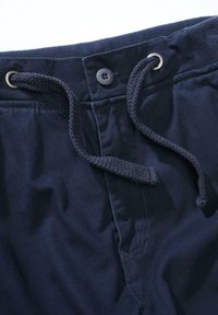 Şorturi de culoare albastru marin, cu o textură netedă, dotate cu un sistem de închidere cu șnur, eyelets metalice și un buton la talie.