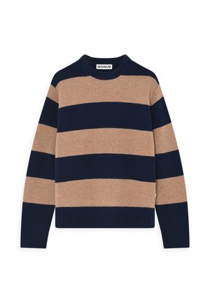 Pruhovaný svetr vyrobený z měkké pleteniny, který má široké námořnické modré a pískové pruhy, kulatý výstřih a žebrované manžety a lem.