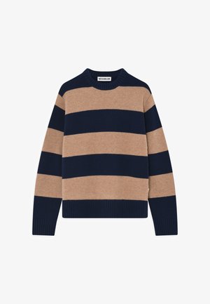 Pruhovaný sveter vyrobený z mäkkej pleteniny s širokými námorníckymi a pieskovými pruhmi, s klasickým výstrihom a rebrovanými manžetami a dolným lemom.
