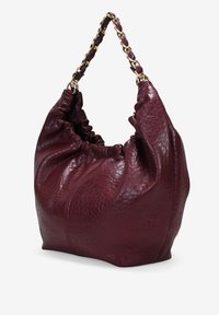 Bolso de mano de cuero burdeos con parte superior fruncida y asa de cadena dorada. Presenta una superficie texturizada y un diseño amplio para llevar lo esencial.