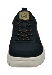 Schwarzer Sneaker mit gepolsterter Zunge, orangefarbenen Akzent-Schnürsenkeln, strukturierten Einsätzen und einer dicken weißen Gummisohle; Logo auf der Zunge.