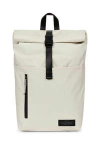Zaino bianco con chiusura a rotolo e tracolla nera, dotato di una tasca frontale con cerniera e di una toppa con logo. Realizzato in materiale resistente con una texture liscia.